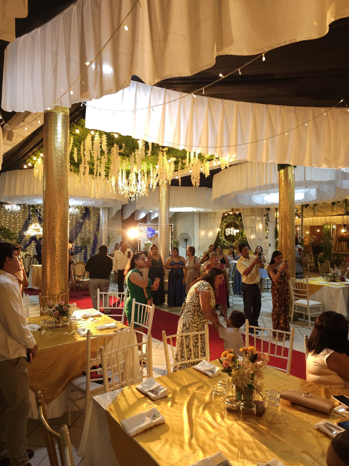 Salón de El Bijao con columnas doradas y mesas montadas para un evento
